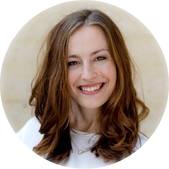 Sophie, Medizinerin und Expertin für Kinderernährung, lächelnd in weißer Kleidung – Autorin des Blogs.